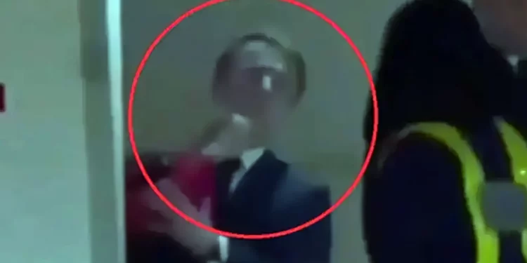 Macron minimiza gesto de su esposa al llegar a Vietnam