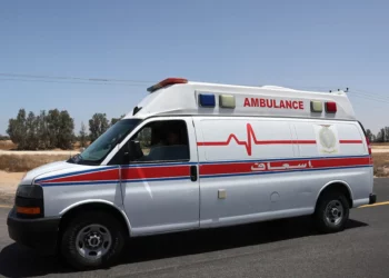 Una ambulancia procedente de Jordania se dirige a la Franja de Gaza desde el cruce fronterizo de Kerem Shalom, el 20 de mayo de 2025. (Jack GUEZ / AFP)