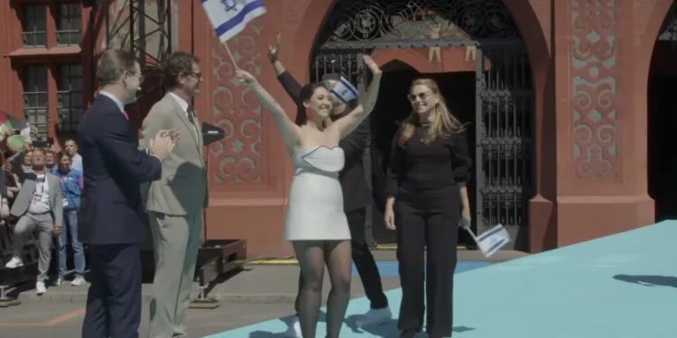 Cantante israelí abucheada en la alfombra turquesa de Eurovision