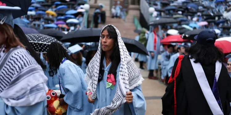 Manifestantes antiisraelíes protestan frente a Universidad de Columbia