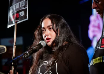 Liri Albag, prisionera liberada, habla durante una manifestación en la Plaza de los Rehenes de Tel Aviv, el 5 de abril de 2025, para pedir la liberación de los rehenes retenidos por terroristas de Hamás en Gaza. (Avshalom Sassoni/Flash90)