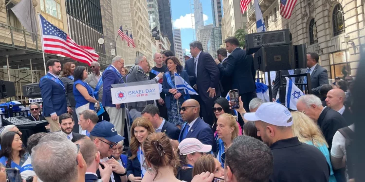 Rehenes liberados se unen al desfile anual del Día de Israel en Nueva York