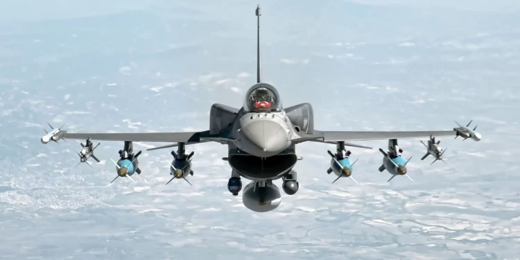 F-16: arquitectura de ataque para objetivos fijos y móviles