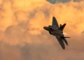 Ataca desde las sombras: El F-22 gana en el combate furtivo