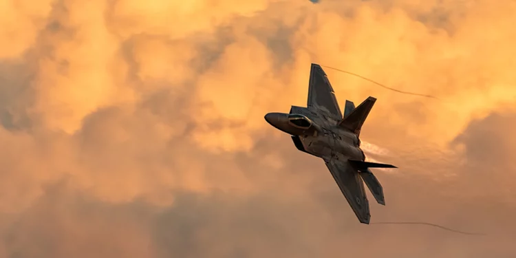 Ataca desde las sombras: El F-22 gana en el combate furtivo