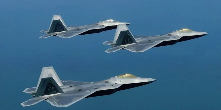 El F-22 humilla defensas con su radar AN/APG-77