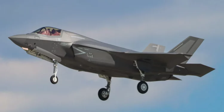 Exclusivo: El primer F-35B BX-1 realiza su vuelo inaugural