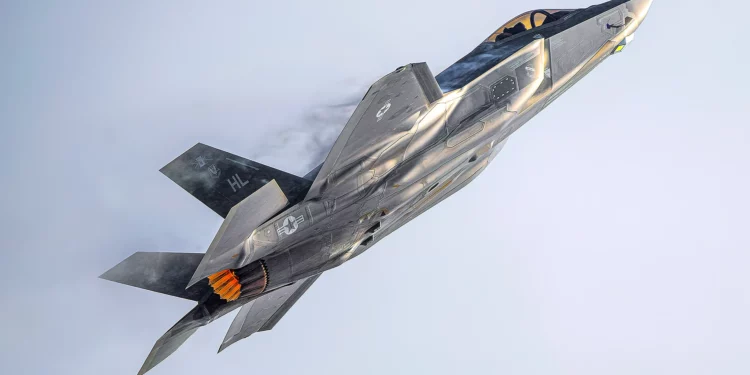 F-35 tuvo que maniobrar para evadir misiles tierra-aire hutíes