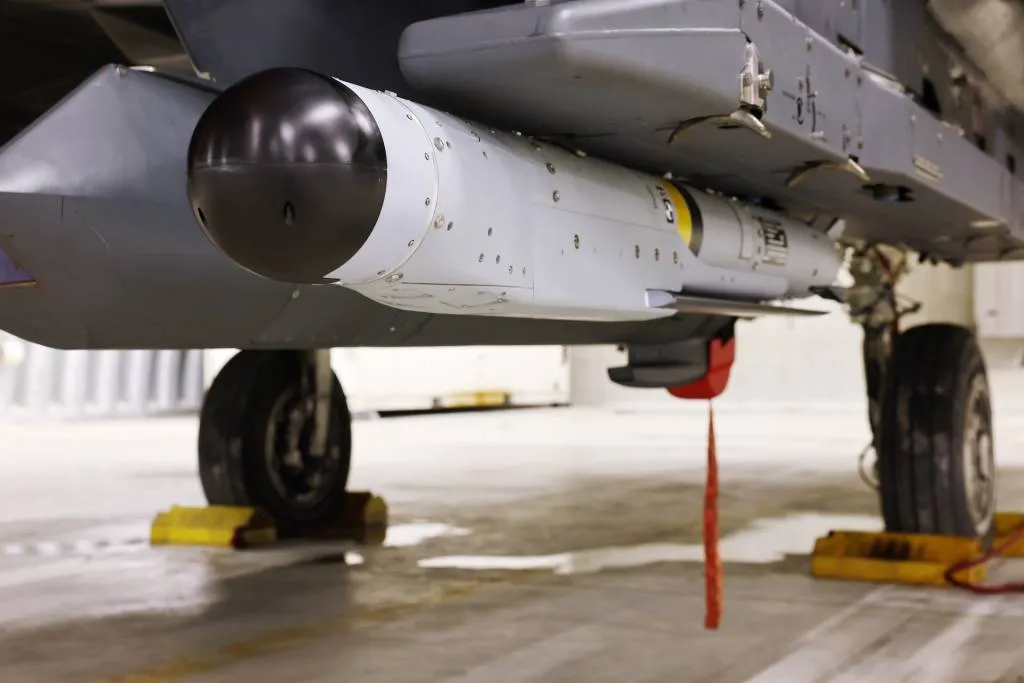 El GBU-53/B activo, como lo indica la franja amarilla, instalado en un F-15E de la Fuerza Aérea de los EE. UU. antes de la prueba. (Crédito de la imagen: Torbjørn Kjosvold, Fuerzas Armadas de Noruega)