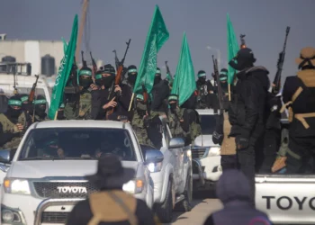 Una multitud saluda a los terroristas de la Yihad Islámica y Hamás a su llegada para la entrega de rehenes a la Cruz Roja en la ciudad de Jan Yunis, al sur de la Franja de Gaza, el 30 de enero de 2025. (Foto AP/Jehad Alshrafi)