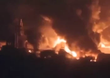 El fuego se eleva en Hodeida tras una oleada de ataques israelíes en represalia por el misil hutí contra el aeropuerto Ben-Gurión.