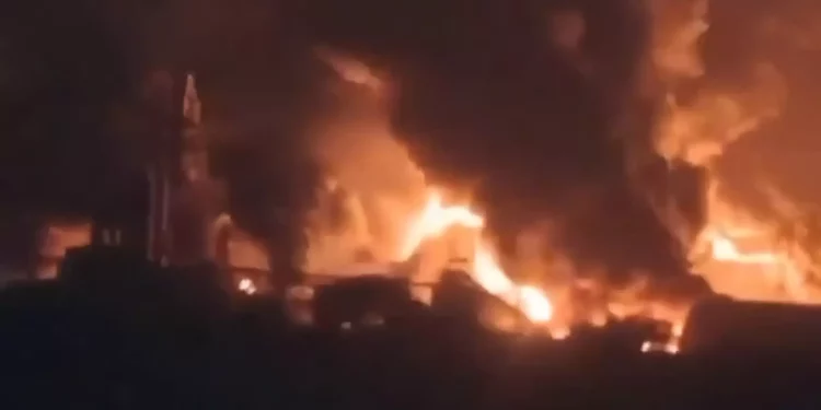 El fuego se eleva en Hodeida tras una oleada de ataques israelíes en represalia por el misil hutí contra el aeropuerto Ben-Gurión.