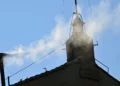 Humo blanco anuncia elección de nuevo papa en el Vaticano
