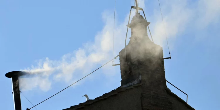 Humo blanco anuncia elección de nuevo papa en el Vaticano