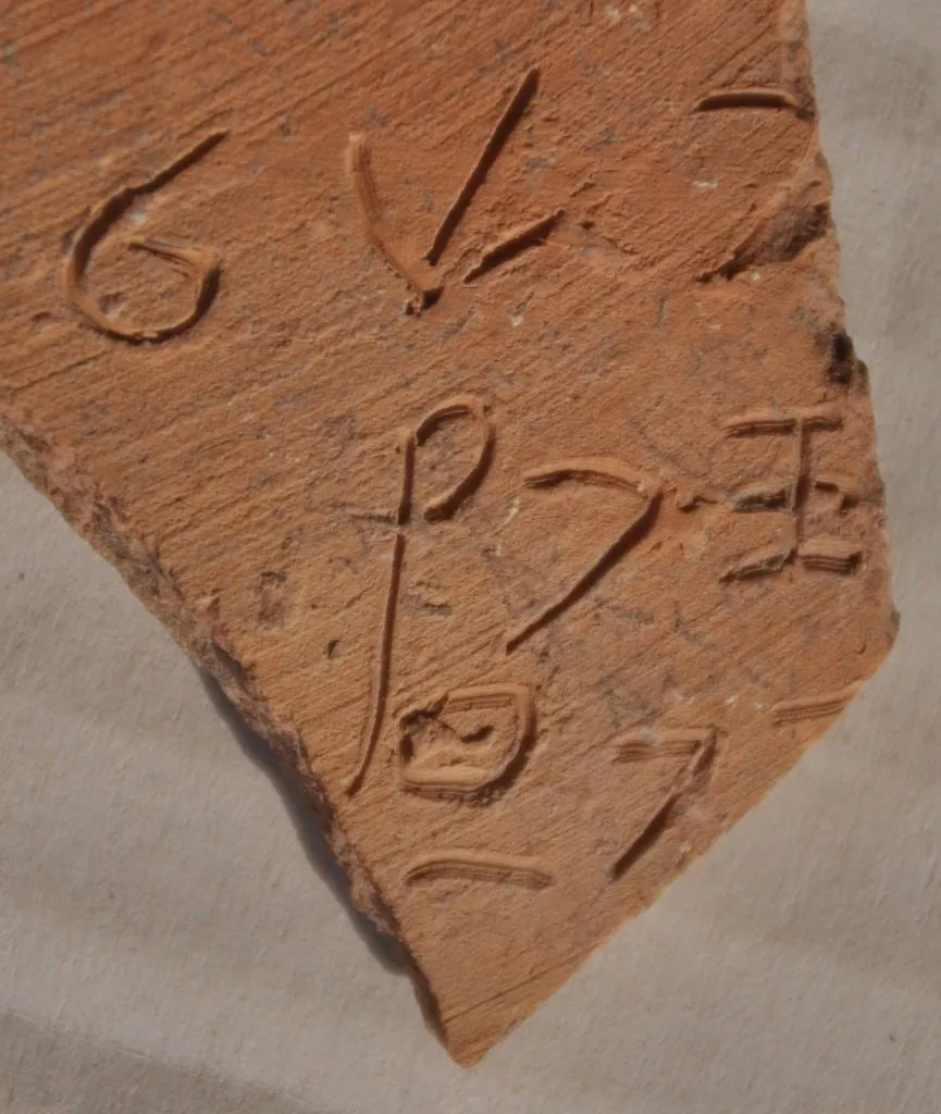 Una inscripción del alfabeto cananeo de principios del siglo XII a.C. encontrada en Laquis en 2014. (cortesía de Yossi Garfinkel, Universidad Hebrea)