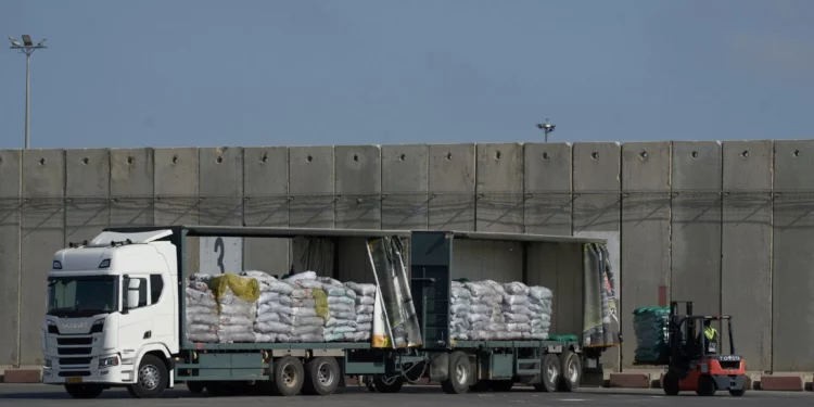 Israel permite ingreso de 107 camiones con ayuda a Gaza