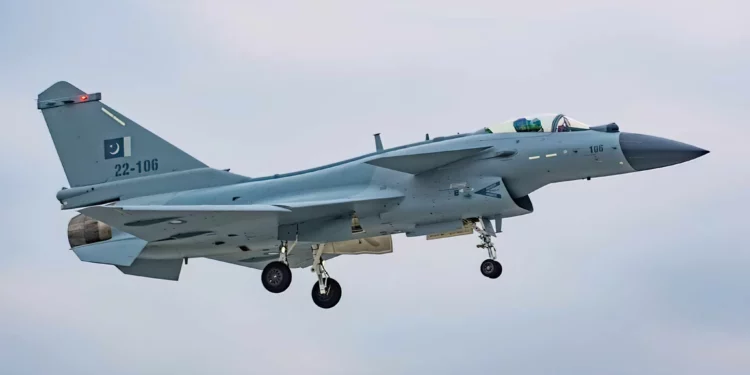 J-10CE: El caza chino privado en batalla cautiva en Malasia