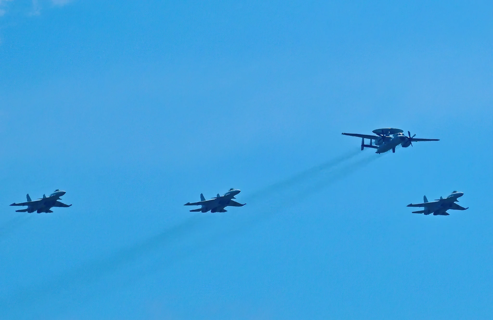 KJ-600 vuela en formación con cazas con J-15