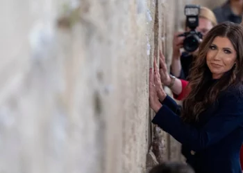 Kristi Noem visita el Muro Occidental tras llegar a Israel