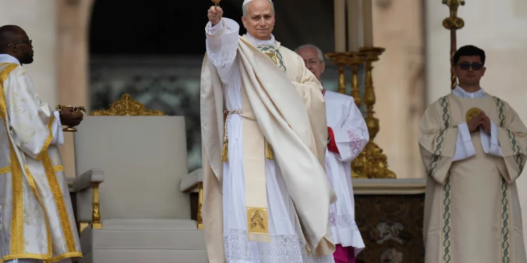 El papa León XIV oficia una misa durante la inauguración oficial de su pontificado en la Plaza de San Pedro, a la que asistieron jefes de Estado, miembros de la realeza y fieles comunes, el 18 de mayo de 2025. (Foto AP/Alessandra Tarantino)