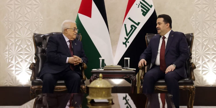 El primer ministro iraquí, Mohammed Shia al-Sudani, se reunió con el presidente de la Autoridad Palestina, Mahmoud Abás, antes de la 34.ª cumbre de la Liga Árabe en Bagdad el 16 de mayo de 2025. (Thaer GHANAIM / PPO / AFP)