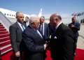 El ministro de Asuntos Exteriores iraquí, Fuad Hussein (derecha), recibe al presidente de la Autoridad Palestina, Mahmoud Abás, a su llegada al Aeropuerto Internacional de Bagdad, antes de la 34.ª cumbre de la Liga Árabe, en Bagdad, Irak, el viernes 16 de mayo de 2025. (Murtadha Al-Sudani/Pool Photo vía AP)