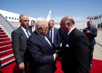 El ministro de Asuntos Exteriores iraquí, Fuad Hussein (derecha), recibe al presidente de la Autoridad Palestina, Mahmoud Abás, a su llegada al Aeropuerto Internacional de Bagdad, antes de la 34.ª cumbre de la Liga Árabe, en Bagdad, Irak, el viernes 16 de mayo de 2025. (Murtadha Al-Sudani/Pool Photo vía AP)