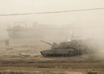 Tanques israelíes estacionados en una zona de concentración en el sur de Israel, cerca de la frontera con Gaza, el viernes 16 de mayo de 2025. (Foto AP/Maya Alleruzzo)