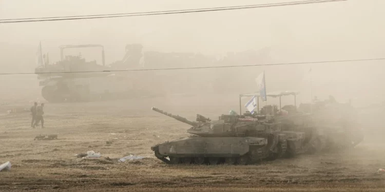 Tanques israelíes estacionados en una zona de concentración en el sur de Israel, cerca de la frontera con Gaza, el viernes 16 de mayo de 2025. (Foto AP/Maya Alleruzzo)