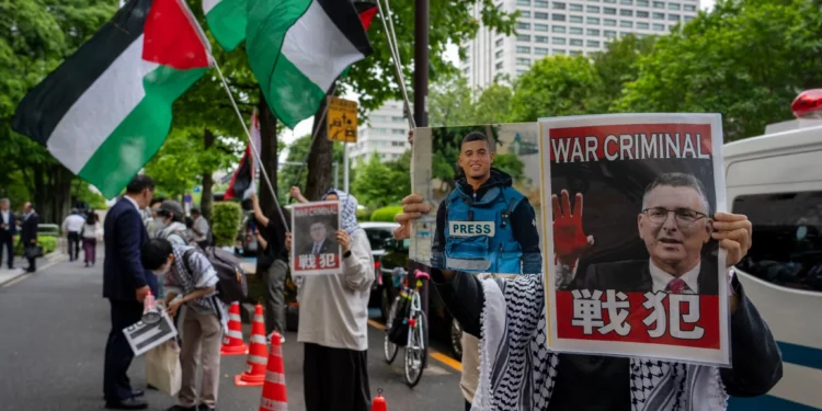Manifestantes corean “genocidio” contra ministro israelí en Tokio