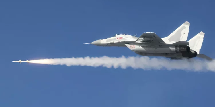 MiG-29 norcoreano prueba nuevo misil guiado por radar