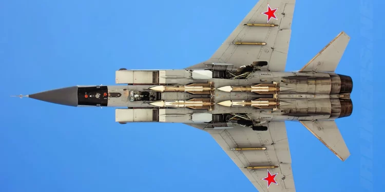El MiG-31 Foxhound arrasa al F-15 Eagle en velocidad y alcance