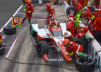Piloto israelí choca en la Indy 500 y atropella a su equipo