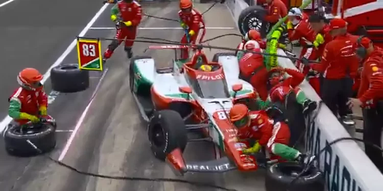 Piloto israelí choca en la Indy 500 y atropella a su equipo