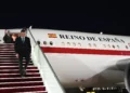 El presidente del Gobierno español, Pedro Sánchez, llega al Aeropuerto Internacional de Bagdad, en Irak, antes de la 34ª cumbre de la Liga Árabe, el 16 de mayo de 2025. (Murtada AL-SUDANI / POOL / AFP)