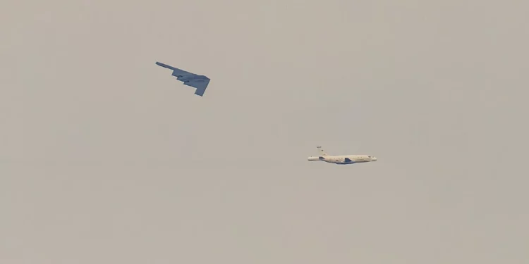 RAT55 y B-2 Spirit captados en vuelo sobre el Valle de la Muerte