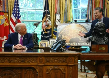 El presidente de Estados Unidos, Donald Trump, escucha al secretario de Defensa, Pete Hegseth, hablar sobre el escudo antimisiles Cúpula Dorada en la Oficina Oval de la Casa Blanca, el 20 de mayo de 2025, en Washington, D.C. (Jim Watson / AFP)