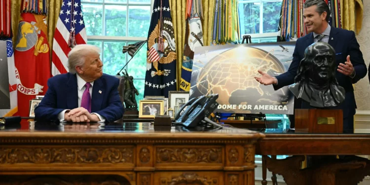 El presidente de Estados Unidos, Donald Trump, escucha al secretario de Defensa, Pete Hegseth, hablar sobre el escudo antimisiles Cúpula Dorada en la Oficina Oval de la Casa Blanca, el 20 de mayo de 2025, en Washington, D.C. (Jim Watson / AFP)
