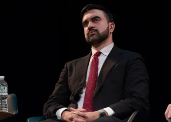 El asambleísta neoyorquino Zohran Mamdani participa en un foro de candidatos a la alcaldía del Distrito 37 de la ciudad de Nueva York, el 26 de febrero de 2025, en Nueva York. (AP/Julia Demaree Nikhinson)