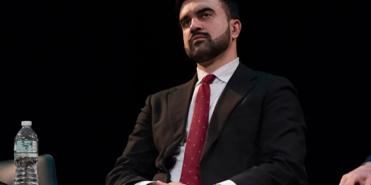 El asambleísta neoyorquino Zohran Mamdani participa en un foro de candidatos a la alcaldía del Distrito 37 de la ciudad de Nueva York, el 26 de febrero de 2025, en Nueva York. (AP/Julia Demaree Nikhinson)