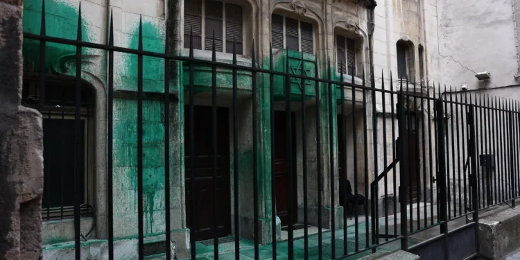 Memorial del Holocausto en Francia, dos sinagogas vandalizadas con pintura verde