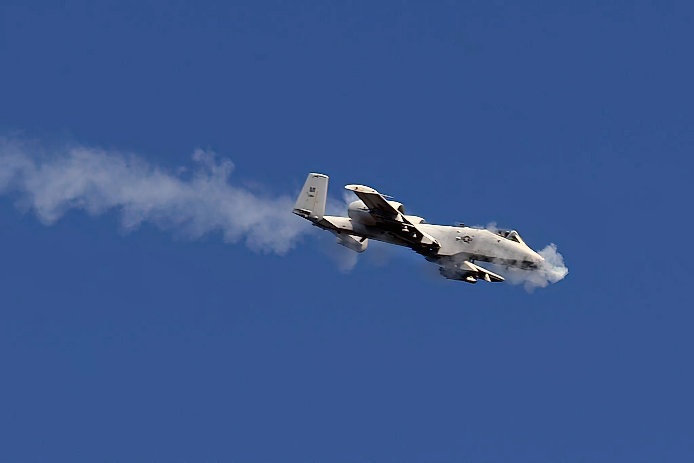 El A-10 Thunderbolt II aniquila blindajes con su cañón GAU-8/A