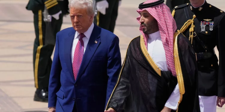 Trump llega a una Riad vestida de fiesta ante su llegada