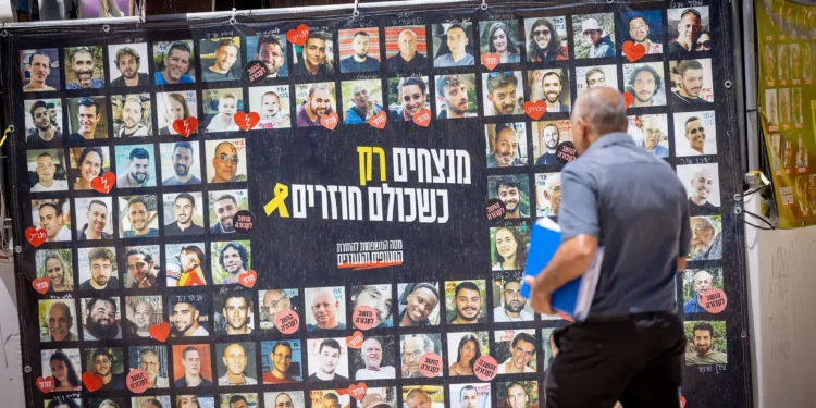 Fotografías de rehenes llevados a Gaza el 7 de octubre de 2023, en la Plaza de los Rehenes de Tel Aviv, el 19 de mayo de 2025. (Miriam Alster/Flash90)