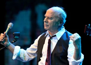 Archivo: El cantante estadounidense ganador del Grammy, Art Garfunkel, se presenta en el escenario del estadio Bloomfield de la ciudad israelí de Tel Aviv, el 10 de junio de 2015. (Gil Cohen Magen/AFP)