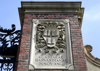 Un relieve escultórico reposa sobre una puerta de entrada a la Universidad de Harvard, en Cambridge, Massachusetts, el 13 de marzo de 2016. (Foto AP/Steven Senne)
