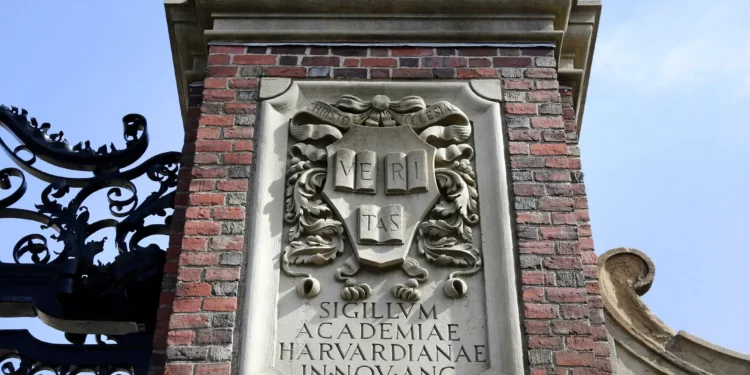 Un relieve escultórico reposa sobre una puerta de entrada a la Universidad de Harvard, en Cambridge, Massachusetts, el 13 de marzo de 2016. (Foto AP/Steven Senne)
