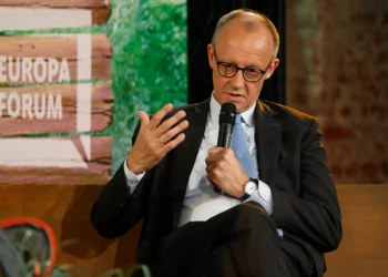 El canciller alemán, Friedrich Merz, participa en un debate en el escenario durante la jornada inaugural de la conferencia digital «Re:publica 25» en Berlín el 26 de mayo de 2025. (Odd ANDERSEN / AFP)