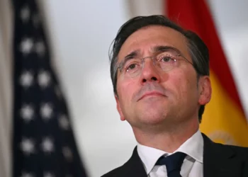El ministro de Asuntos Exteriores español, José Manuel Albares, escucha durante su reunión con el secretario de Estado de Estados Unidos, Marco Rubio, en la Sala de Tratados del Departamento de Estado en Washington, DC, el 22 de mayo de 2025. (Drew ANGERER / AFP)