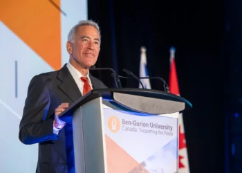 El filántropo Sylvan Adams anuncia una donación de 100 millones de dólares a la Universidad Ben-Gurión del Néguev, en un evento en Toronto, Canadá, el 3 de diciembre de 2023. (Liora Kogan/Cortesía)